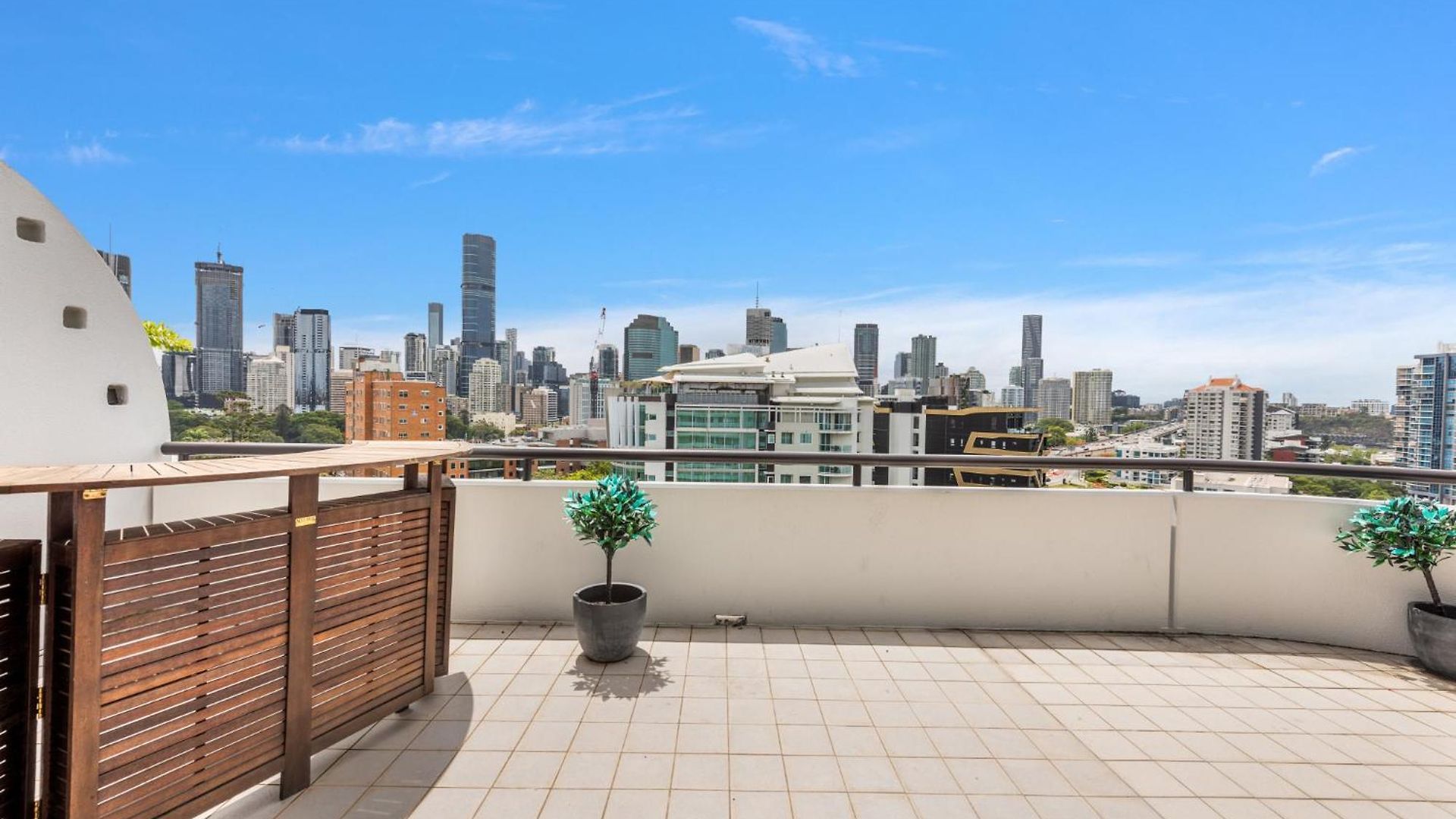 Lavish 3-bed With Wraparound Balcony And Pool *