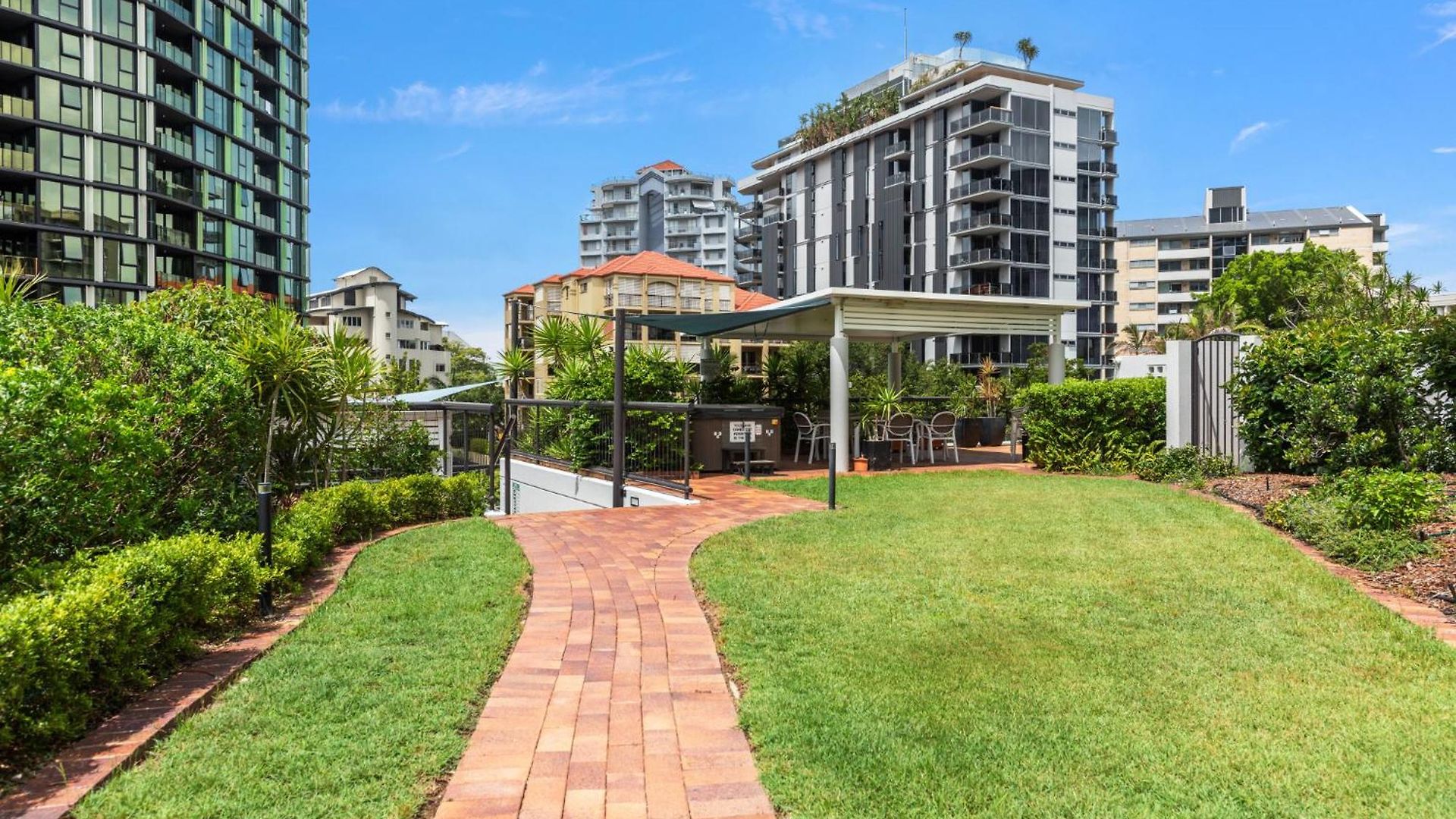 Lavish 3-bed With Wraparound Balcony And Pool Brisbane
