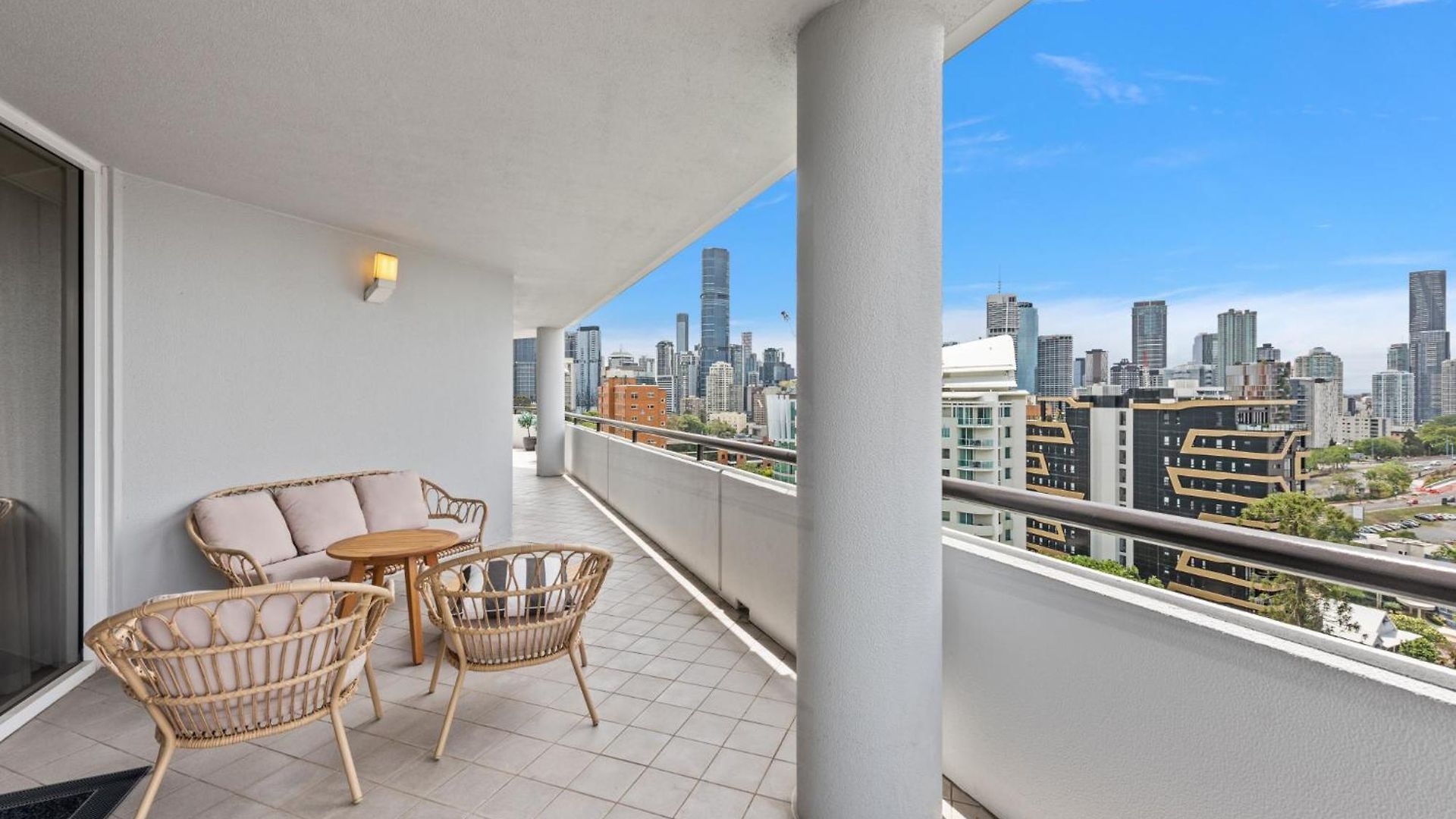 Lavish 3-bed With Wraparound Balcony And Pool * Brisbane