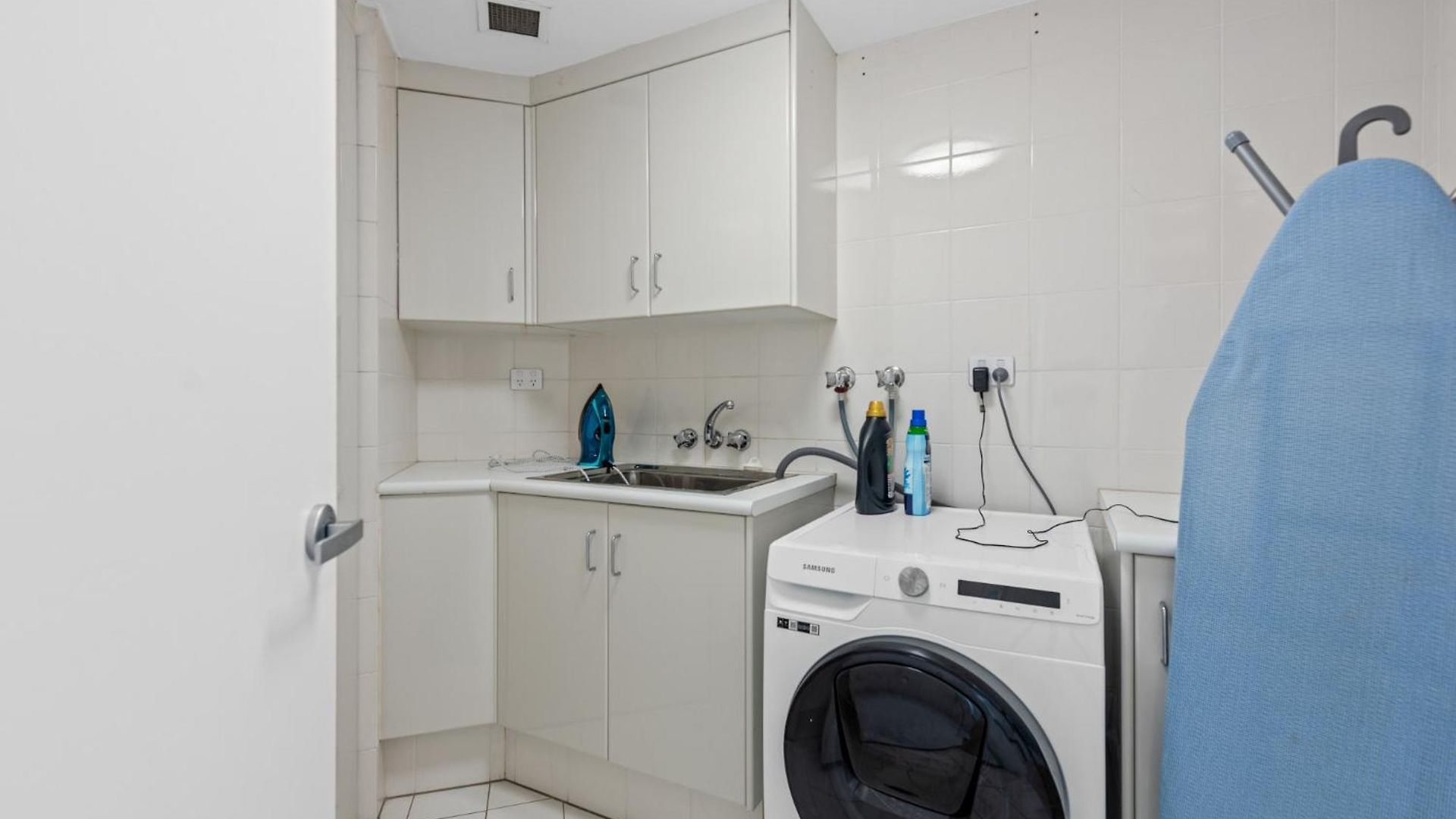 Lavish 3-bed With Wraparound Balcony And Pool