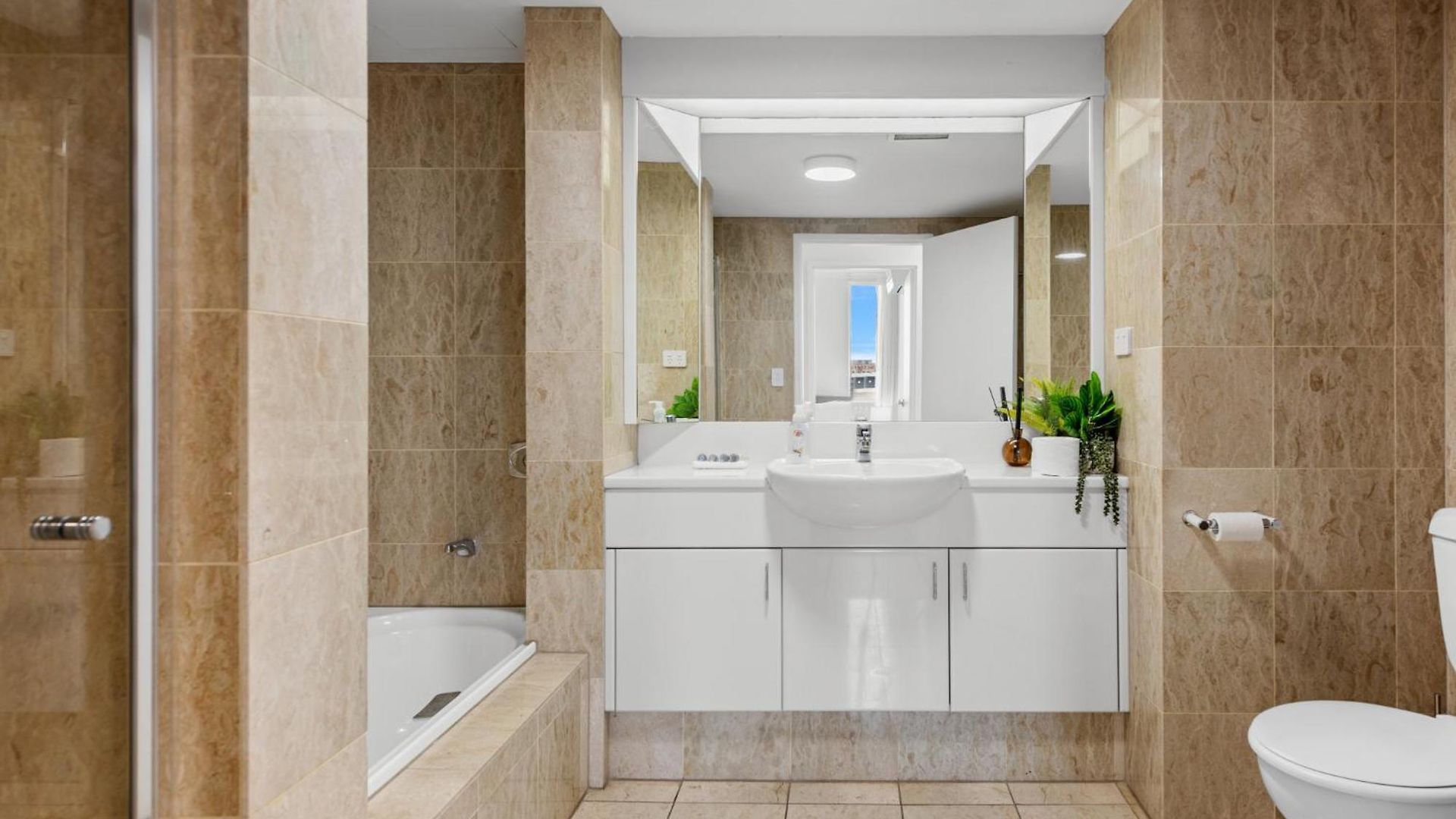 Apartment Lavish 3-bed With Wraparound Balcony And Pool