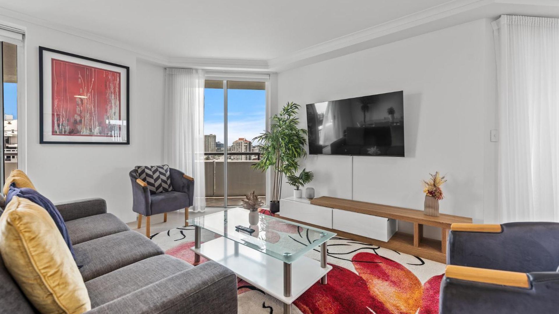 Lavish 3-bed With Wraparound Balcony And Pool Apartment *