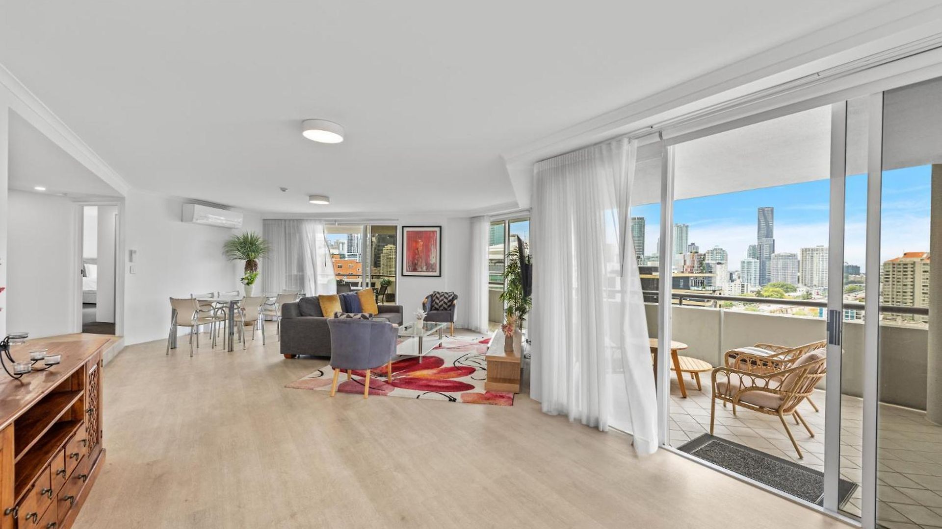 Apartment Lavish 3-bed With Wraparound Balcony And Pool *