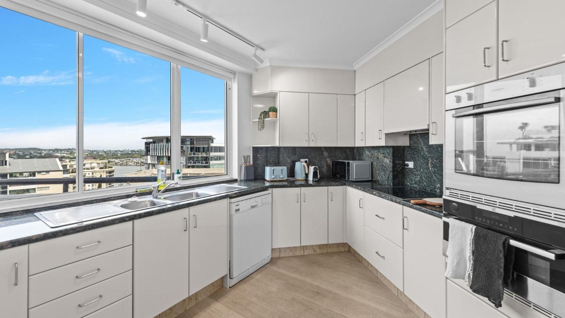 Lavish 3-bed With Wraparound Balcony And Pool *