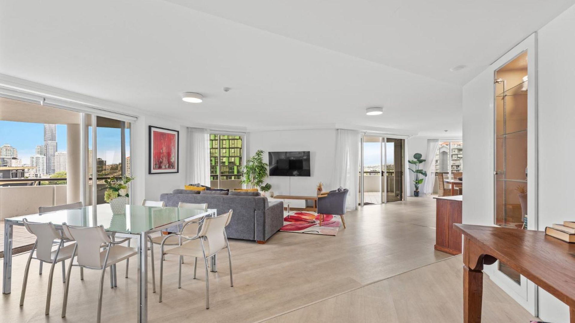Lavish 3-bed With Wraparound Balcony And Pool Brisbane