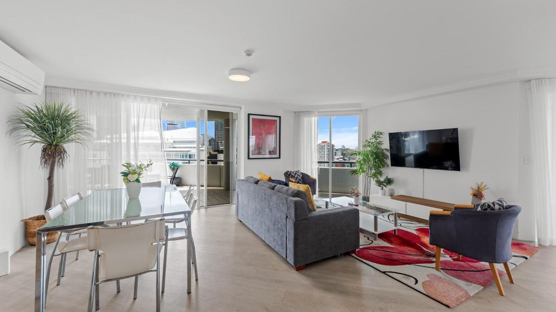 Lavish 3-bed With Wraparound Balcony And Pool * Brisbane
