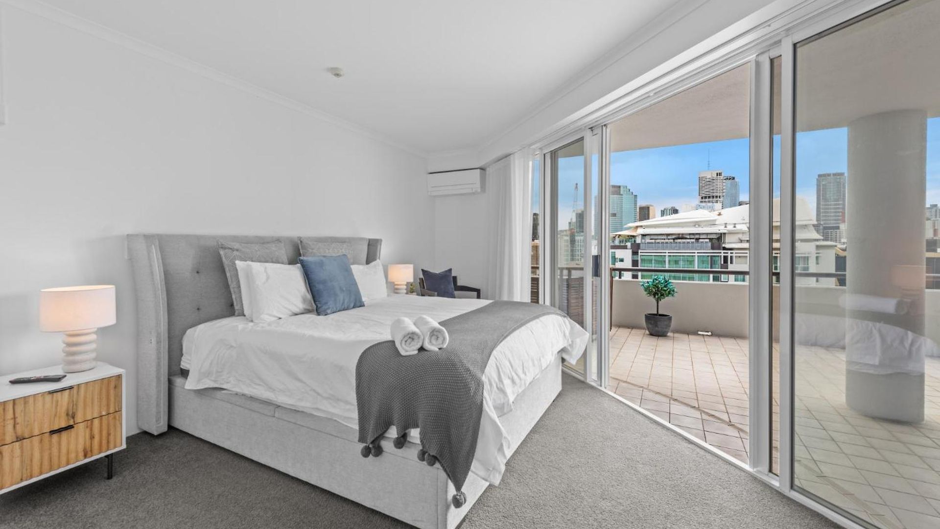 Apartment Lavish 3-bed With Wraparound Balcony And Pool