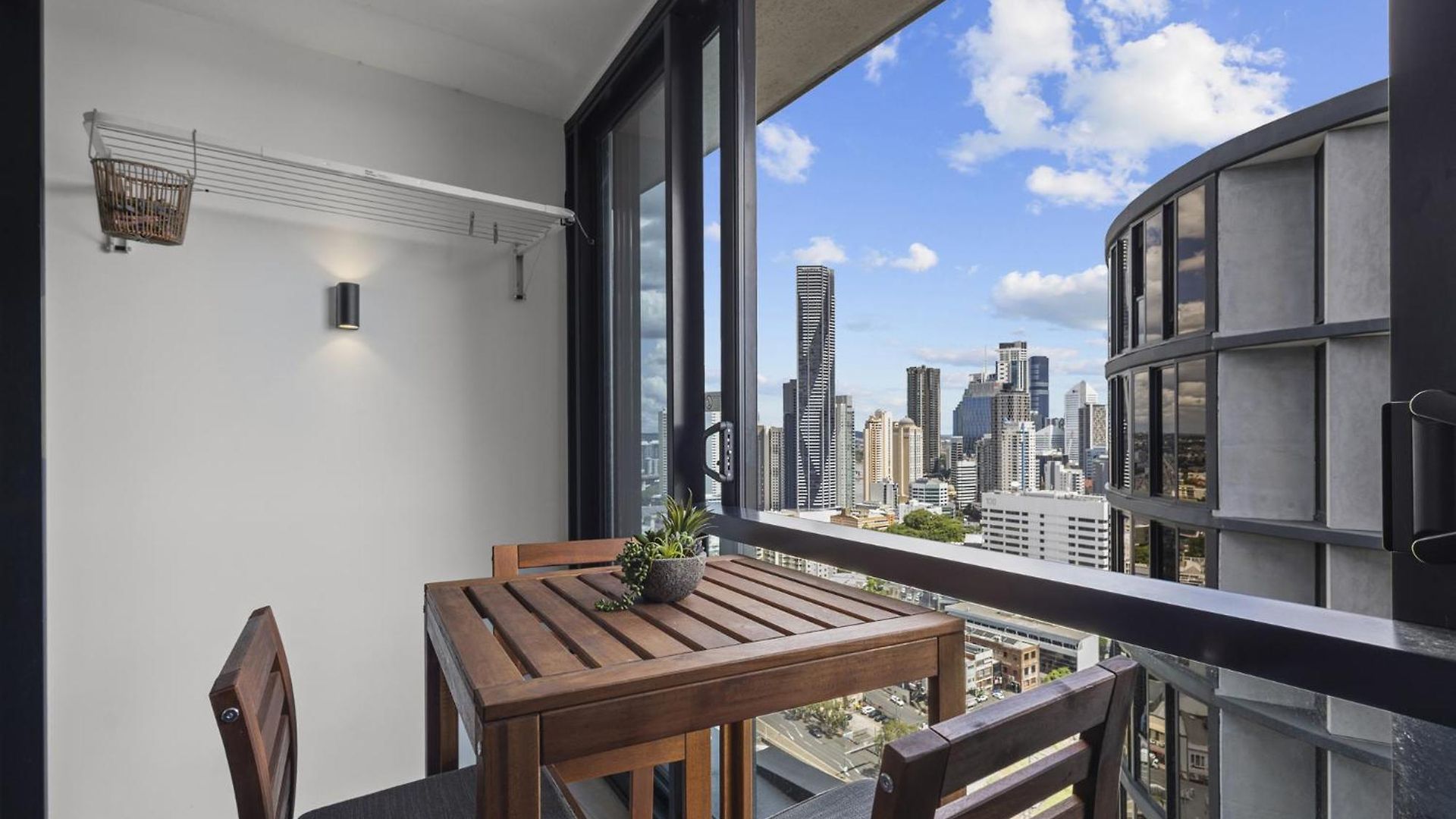 High-rise 1-bed With Pool, Gym And Parking Brisbane