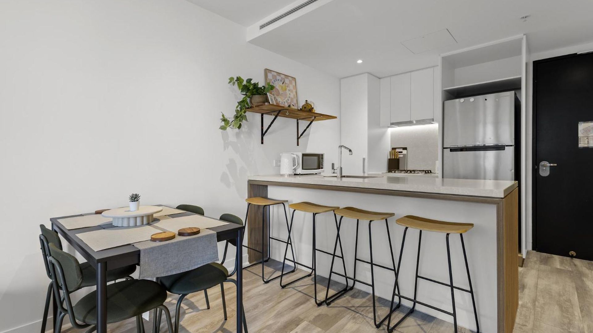 High-rise 1-bed With Pool, Gym And Parking Apartment