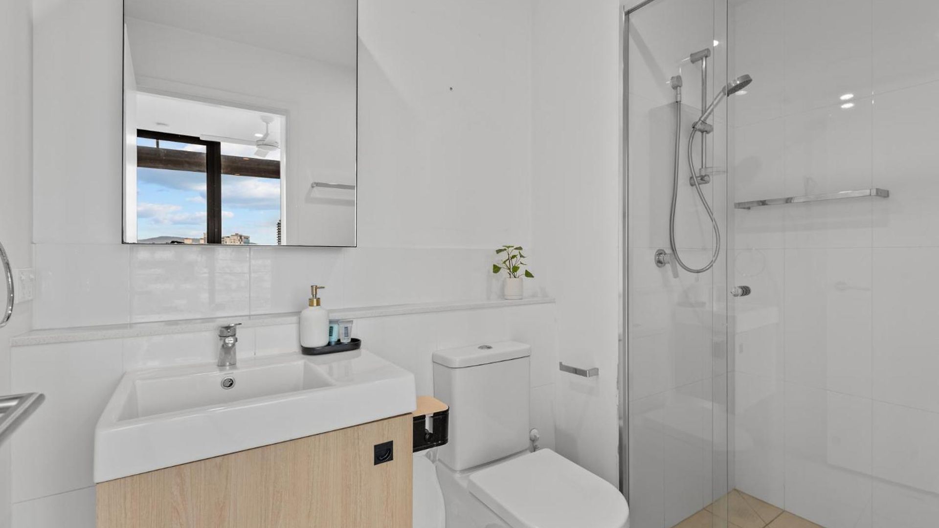 Cityscape 2-bed With Pool, Gym & Secure Parking *