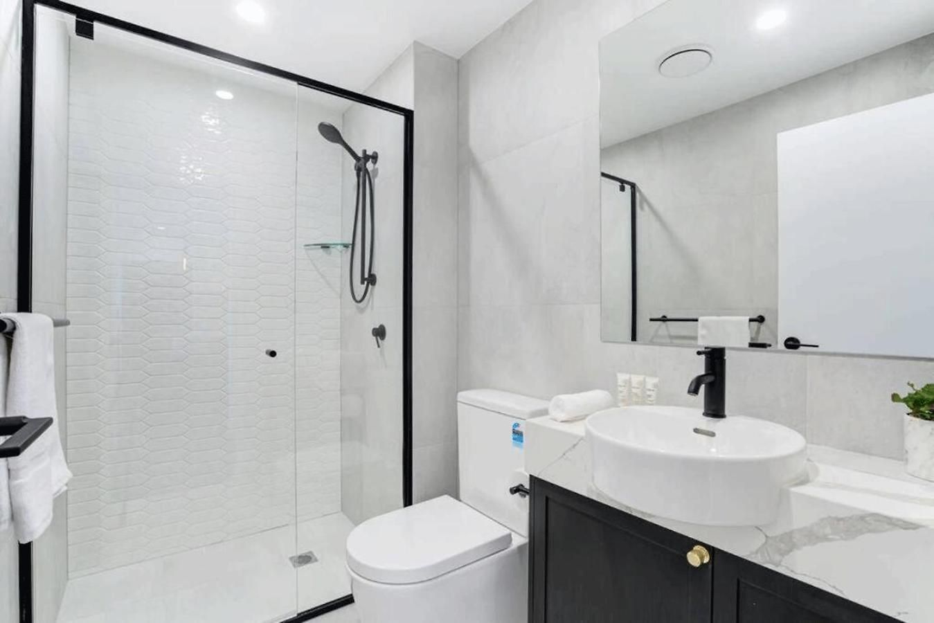 Modern 2-bed 2-bath - Walk To Hospital & Westfield * Brisbane