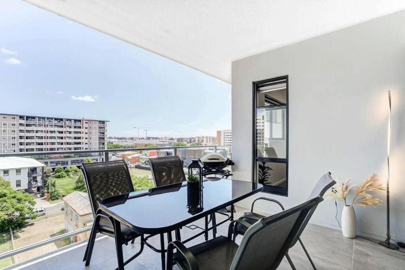 Modern 2-bed 2-bath - Walk To Hospital & Westfield Apartment *