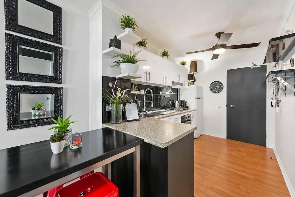 Retro Chic Vibes, Tropical Pool & Prime Location Apartment *