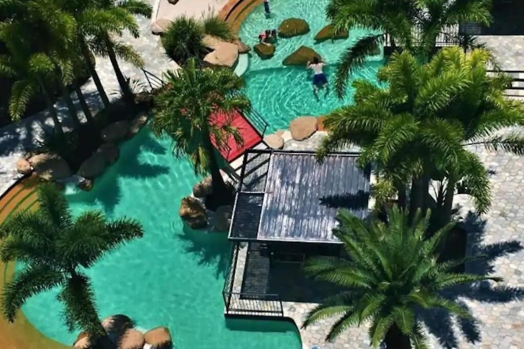 Retro Chic Vibes, Tropical Pool & Prime Location Apartment *