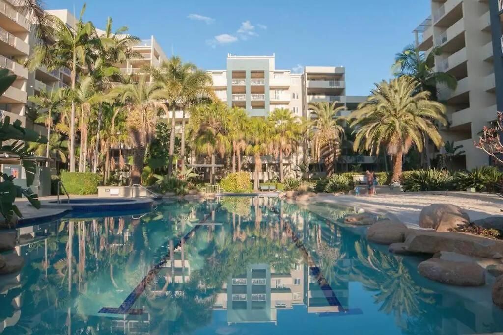 Retro Chic Vibes, Tropical Pool & Prime Location
