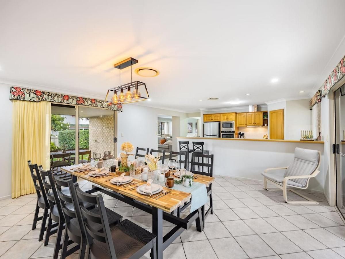 Carindale Family Home/close To Westfield & Highway *
