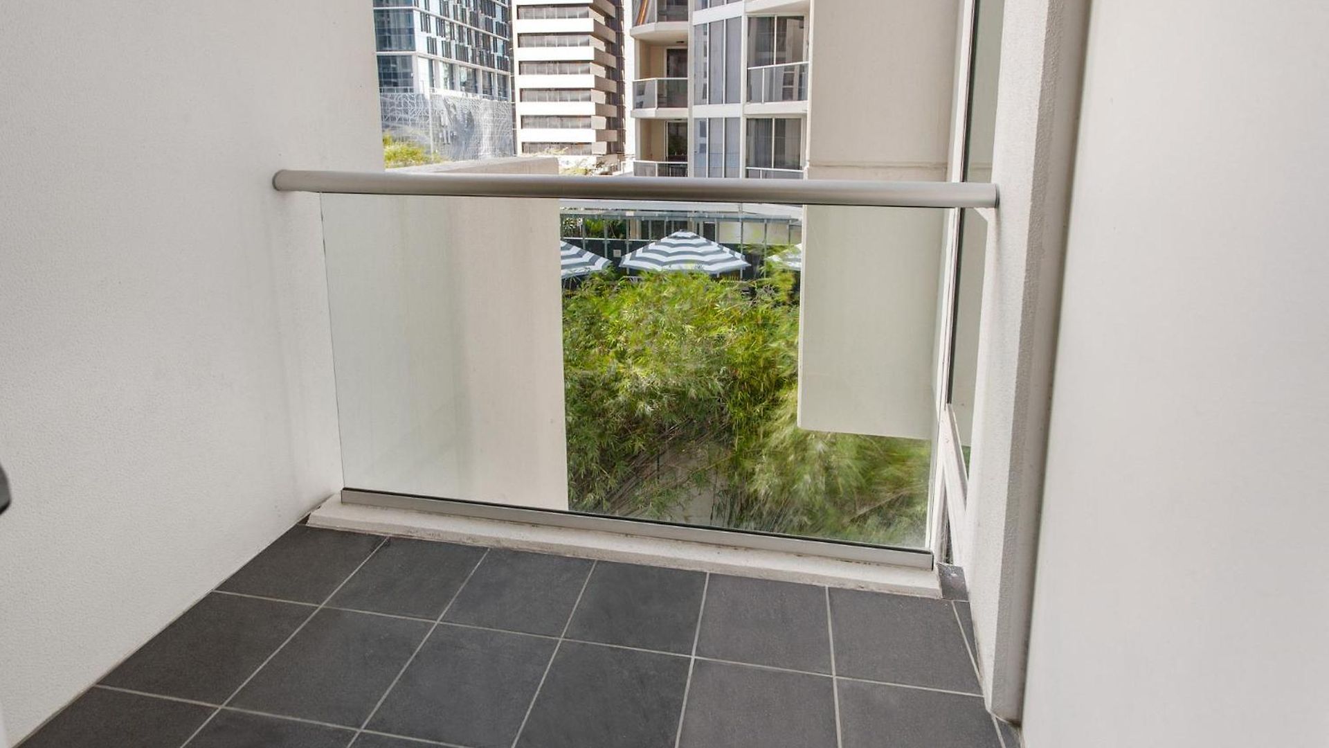 Spacious 2-bed With Pool Close To Cbd Apartment