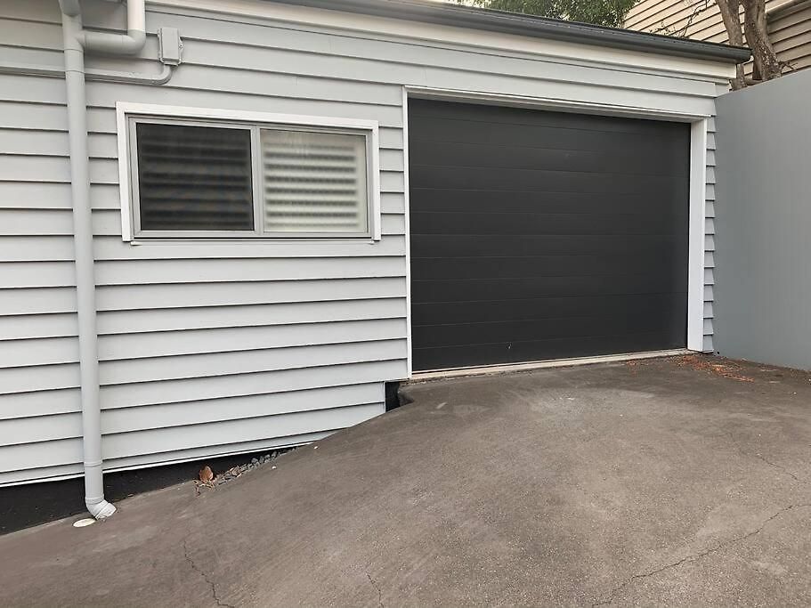 Large And Stylish Townhouse In Chic Area *