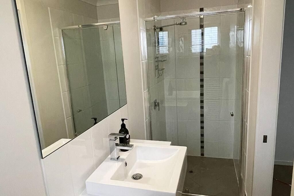 Large And Stylish Townhouse In Chic Area *