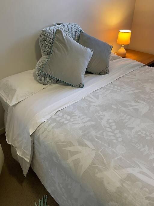 Large And Stylish Townhouse In Chic Area *