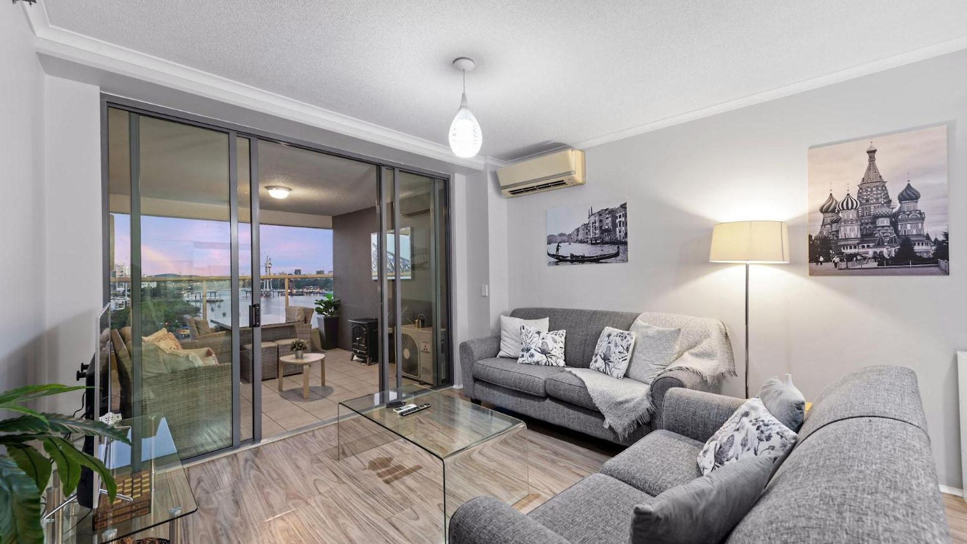 Spectacular Riverside Apartment