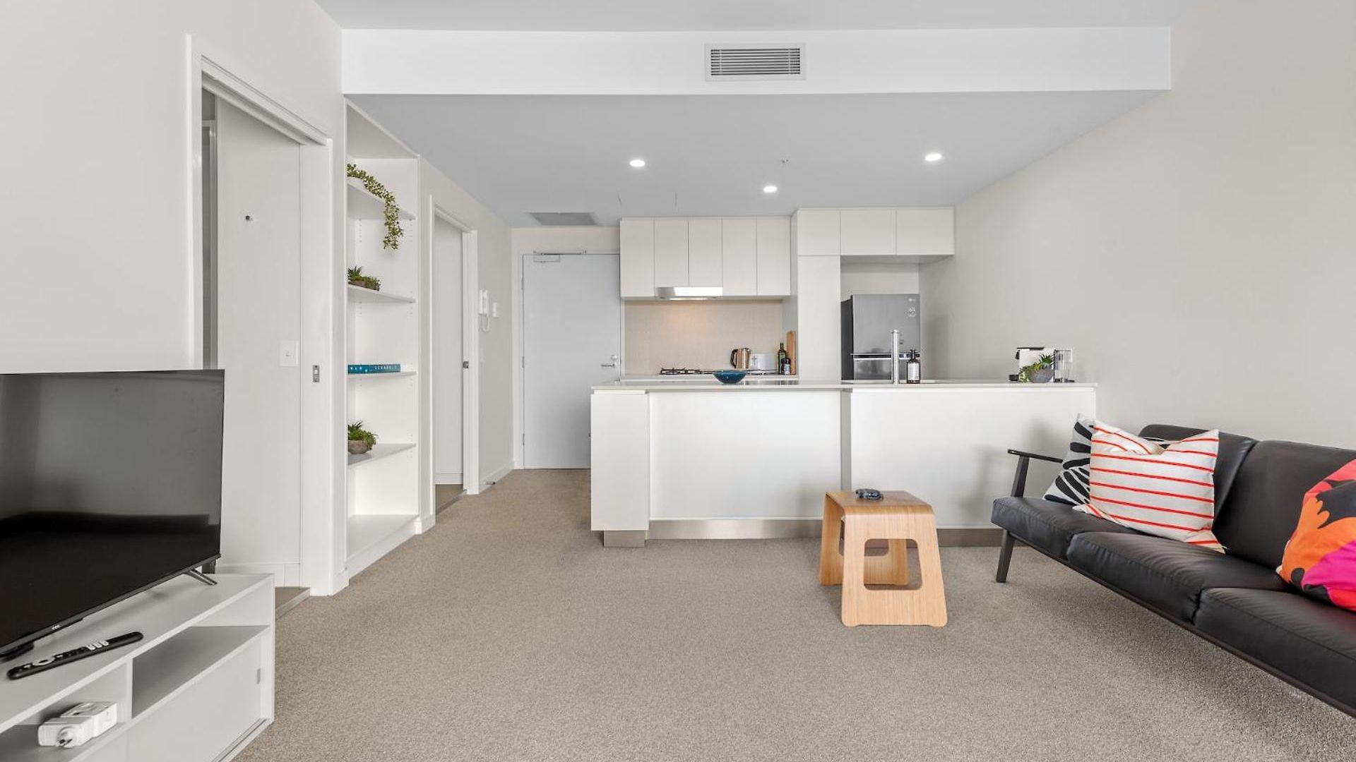 Captivating Convenience 1bed 1bath 1car Views * Brisbane