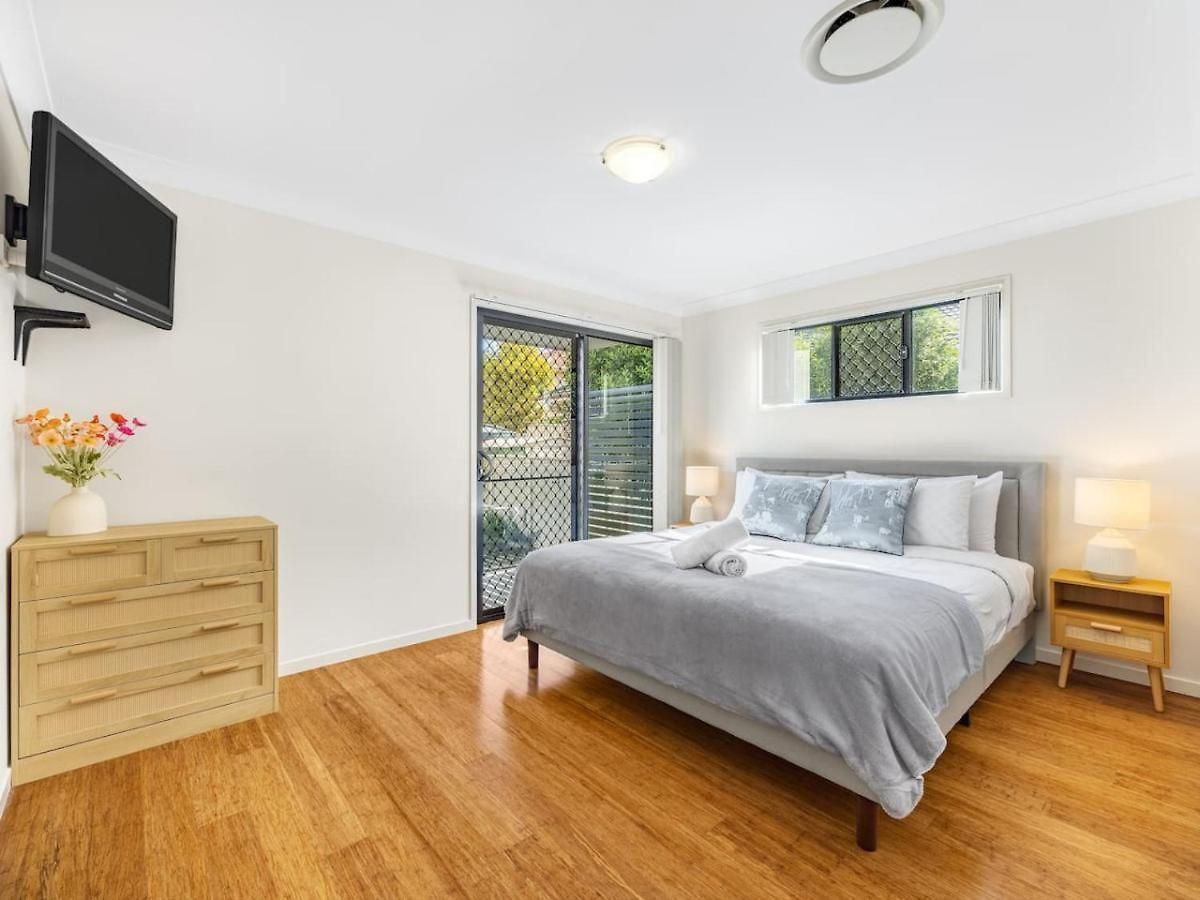 3bd Townhouse Close To Shops, Transport With Carpark