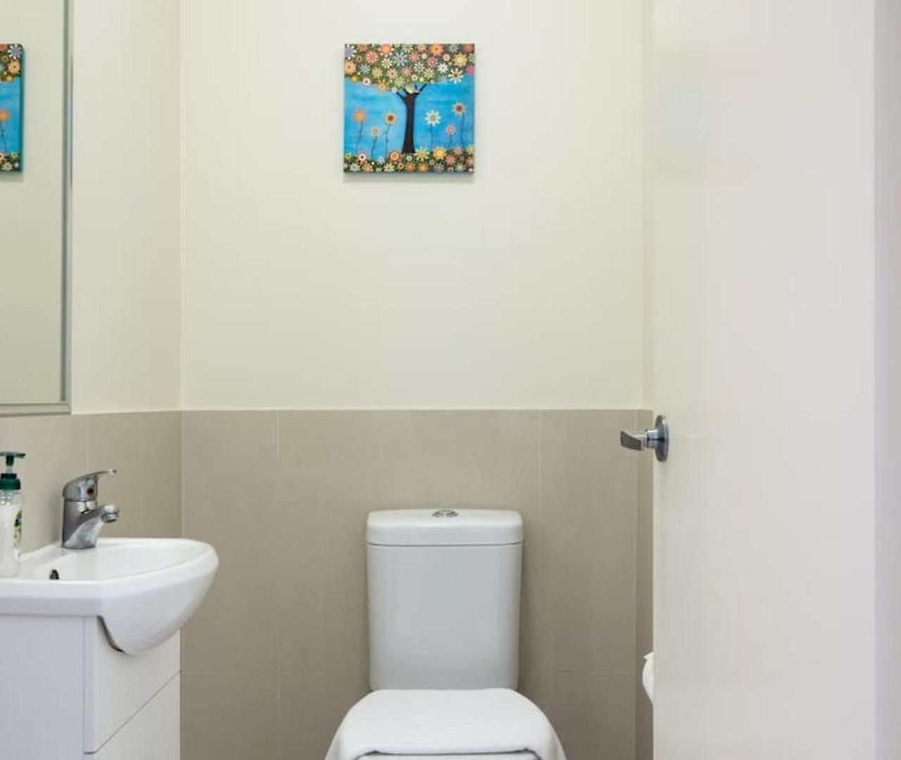 3bd Townhouse Close To Shops, Transport With Carpark *