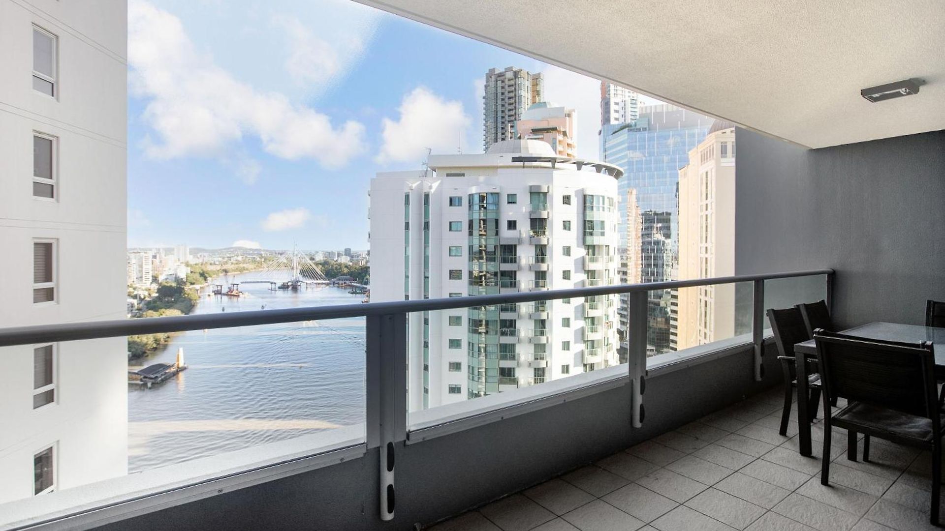 Flexible Inner With Wifi Apartment