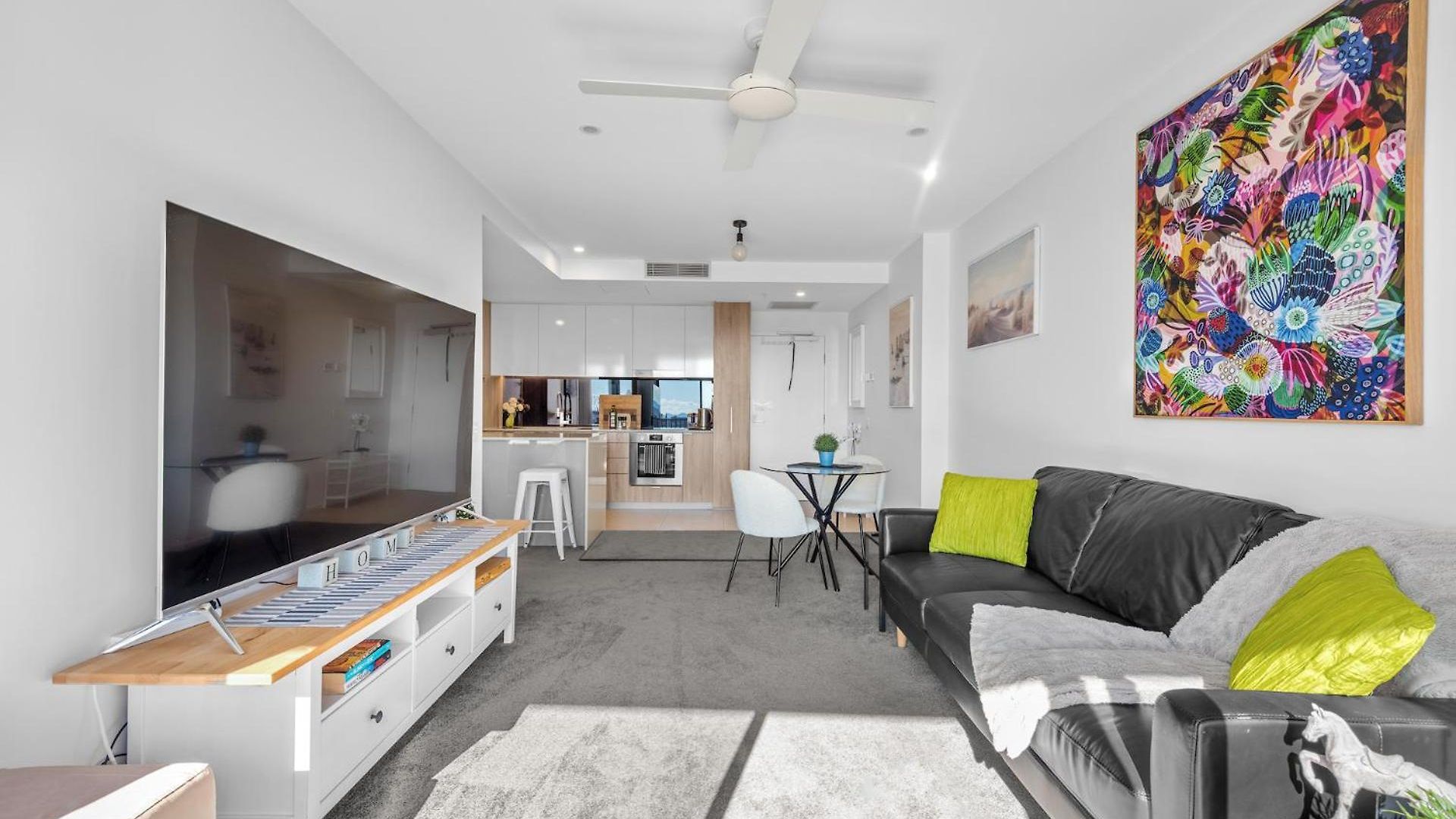 Living - 1bed,1bath,pool Apartment Brisbane
