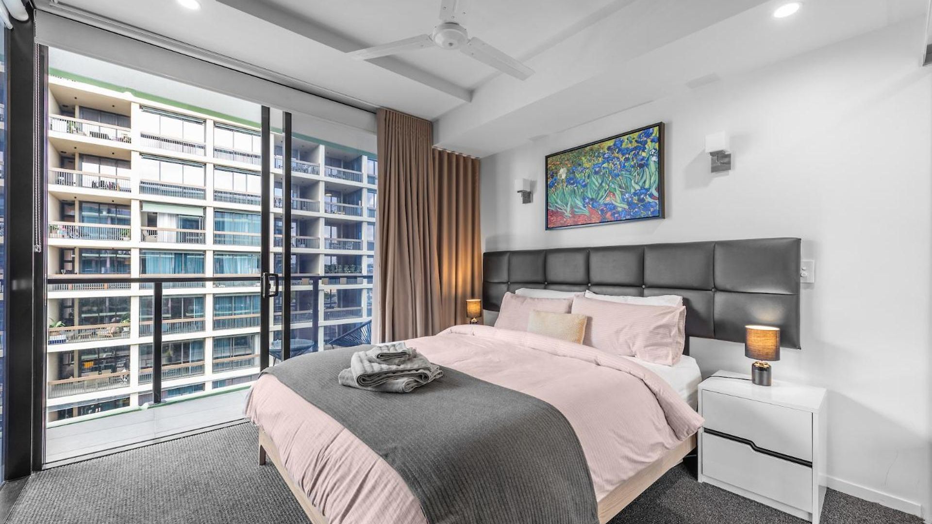Apartment South Bank Living! ~ 1bed, 1bath, 1car, Balcony *