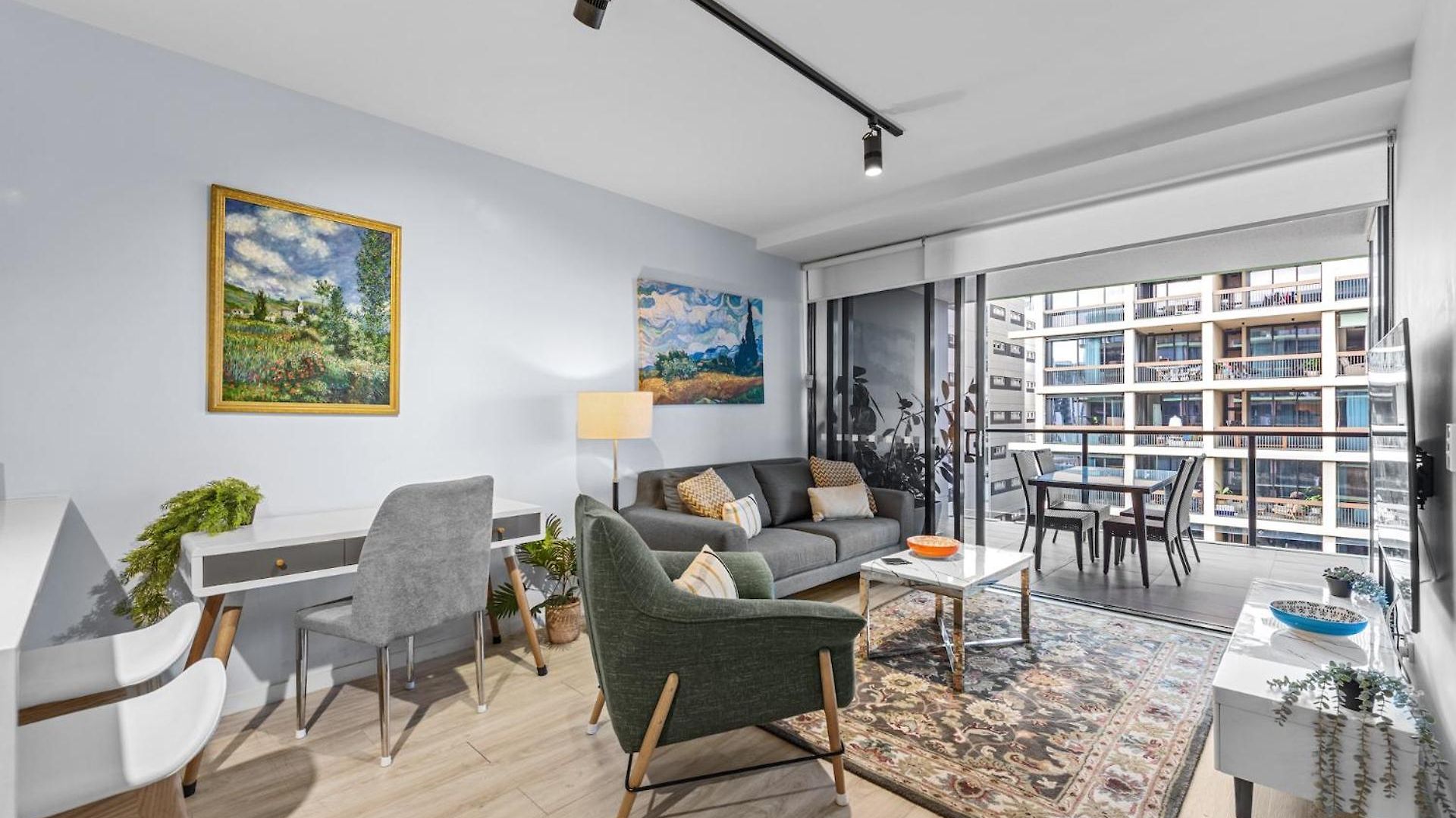 South Bank Living! ~ 1bed, 1bath, 1car, Balcony *