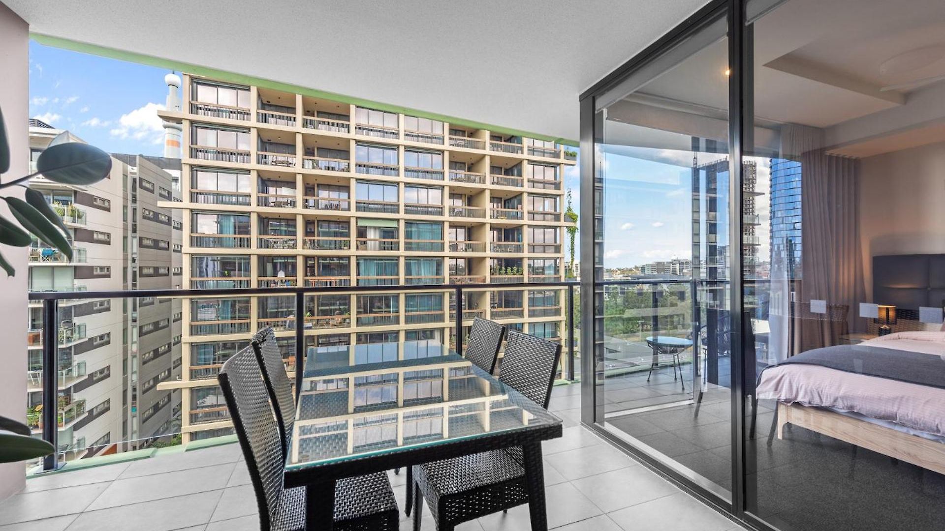 South Bank Living! ~ 1bed, 1bath, 1car, Balcony Apartment *