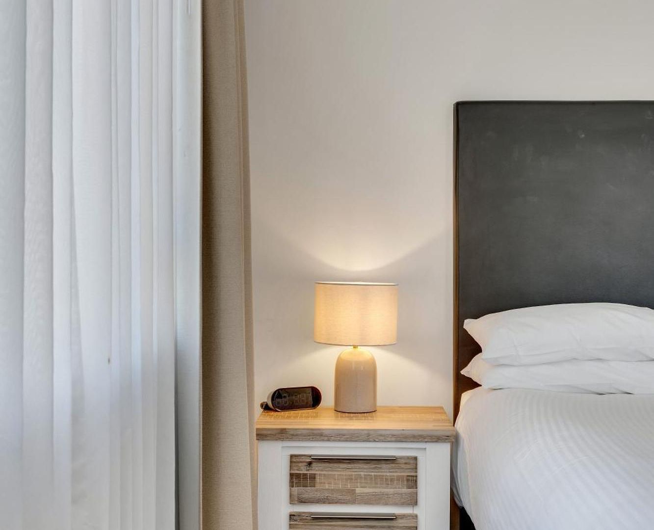 Cbd 1-bed With Pool, Gym & City Views *