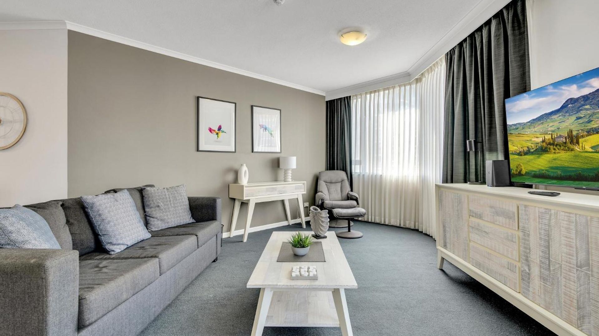 Cbd 1-bed With Pool, Gym & City Views *