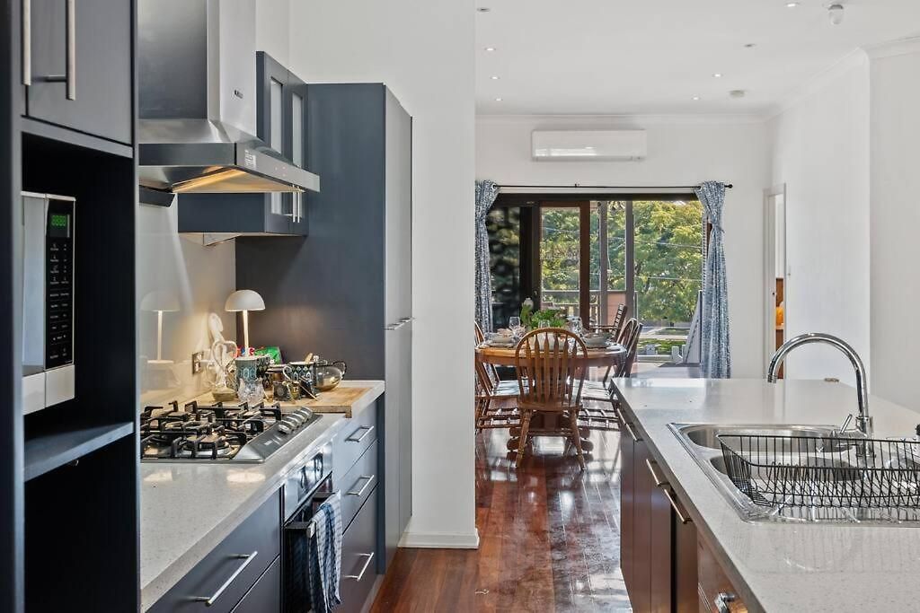 Artistic Queenslander With Park Views - 5 Bedroom - Sleep 10 Holiday home