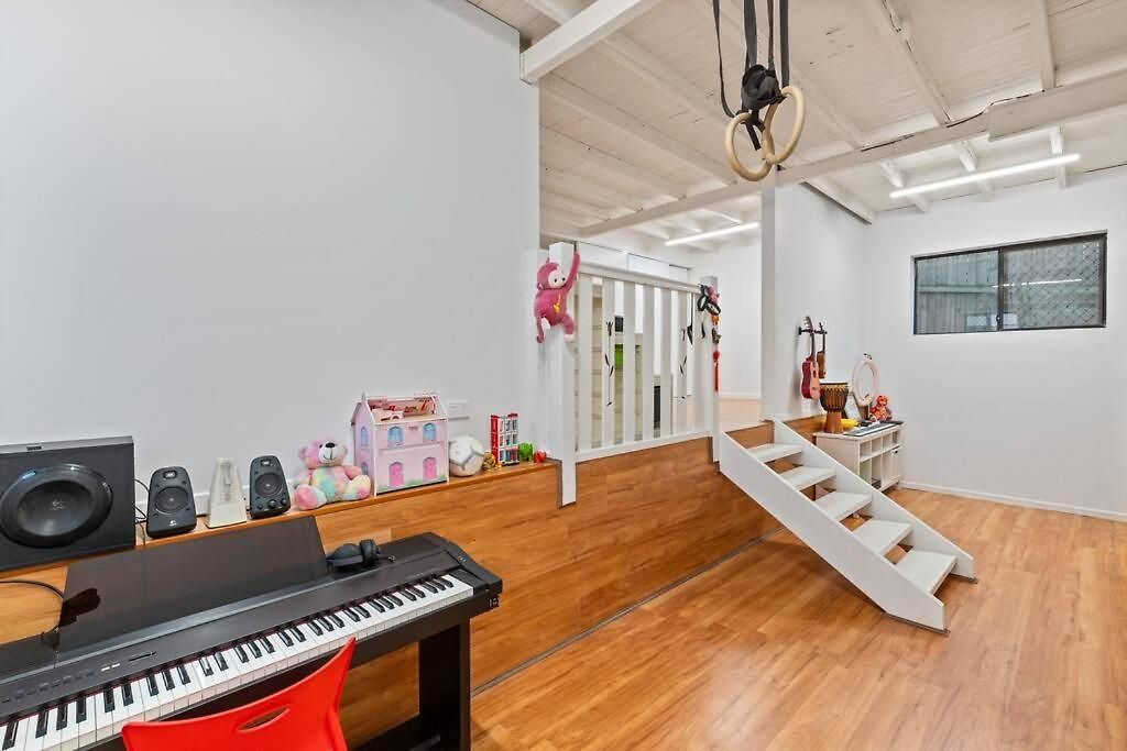 Artistic Queenslander With Park Views - 5 Bedroom - Sleep 10 Holiday home Brisbane