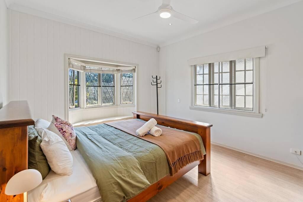Artistic Queenslander With Park Views - 5 Bedroom - Sleep 10 Holiday home