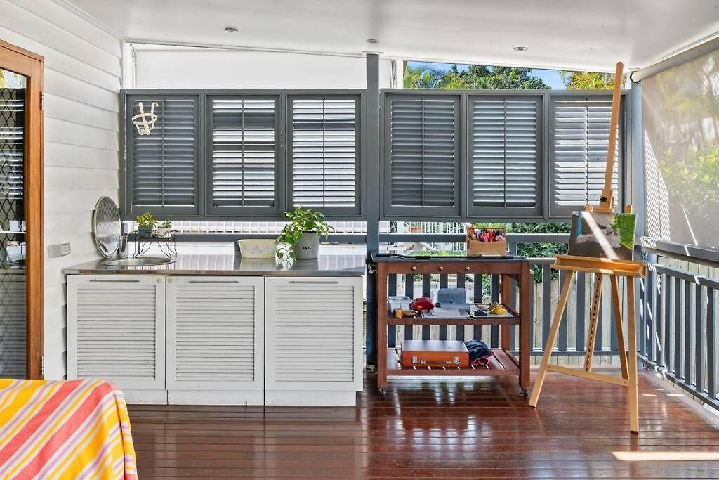 Artistic Queenslander With Park Views - 5 Bedroom - Sleep 10 Holiday home