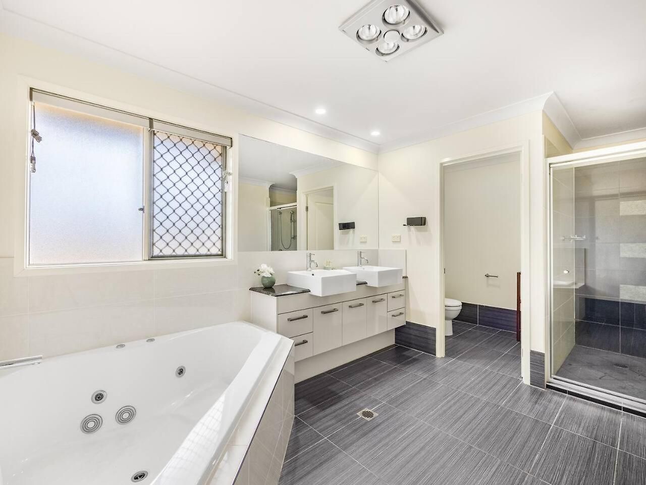 Spacious Located Family House At Sunnybank * Brisbane