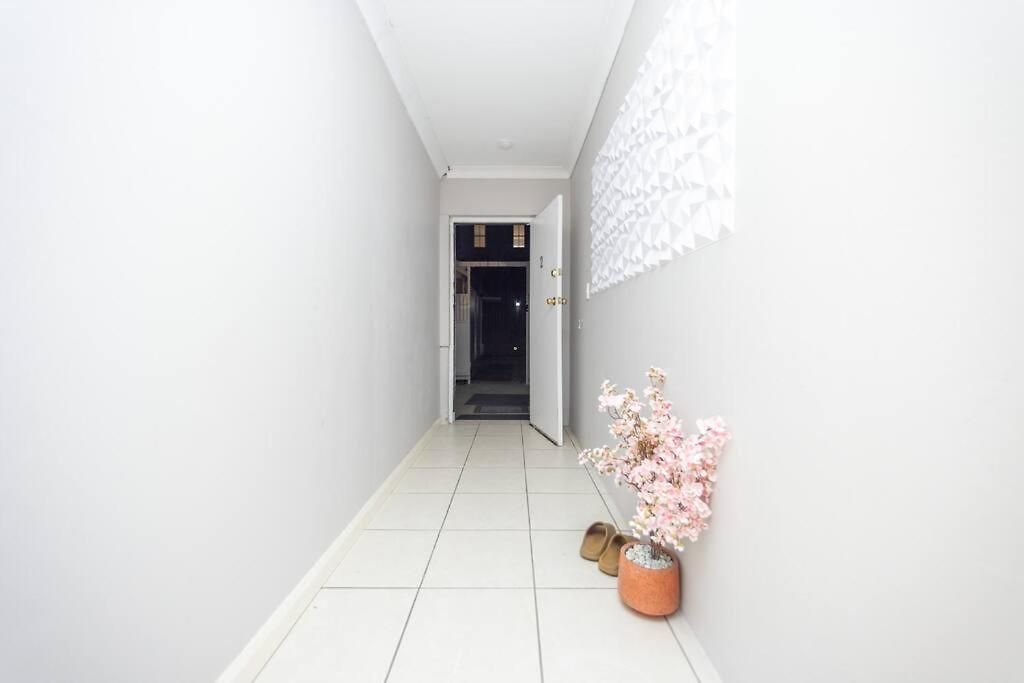 Queen Bedroom 4k Tv In Shared 2s Apartment