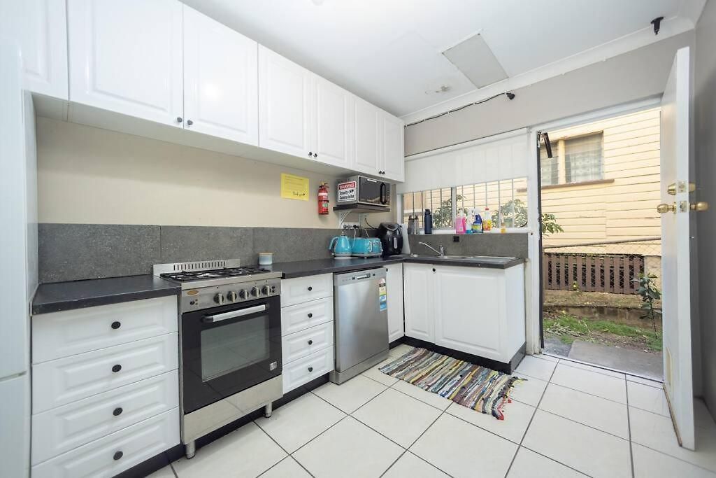 Queen Bedroom 4k Tv In Shared 2s Brisbane
