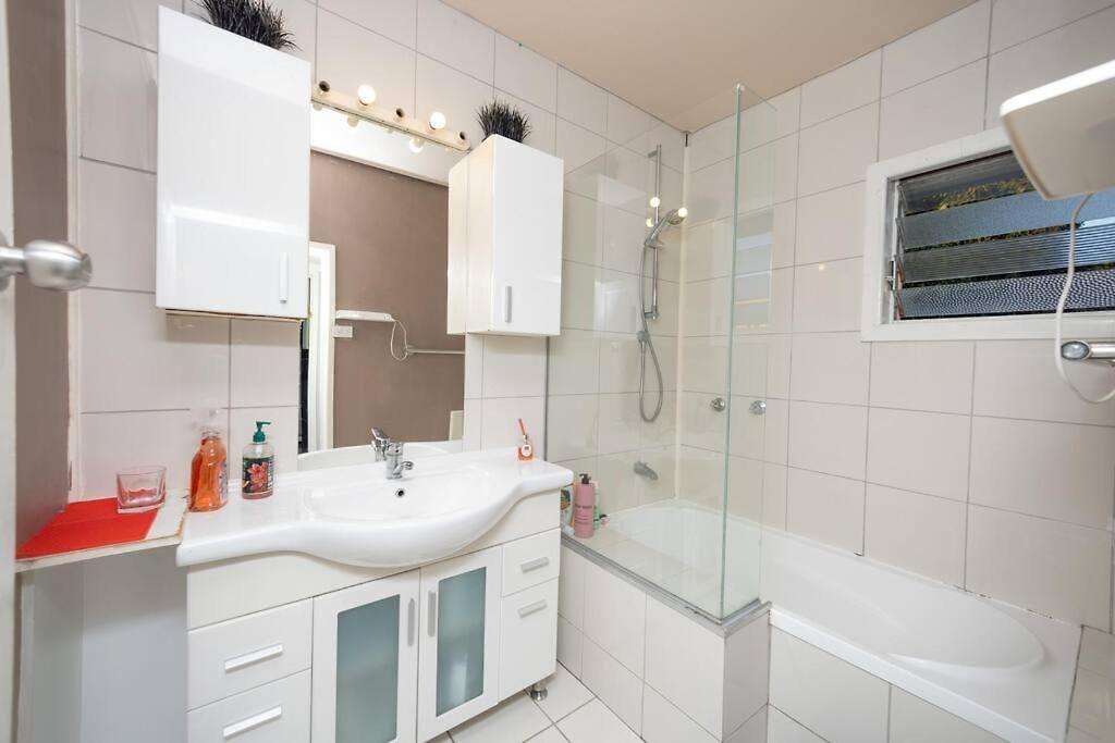 King Bedroom In Shared 3l Brisbane