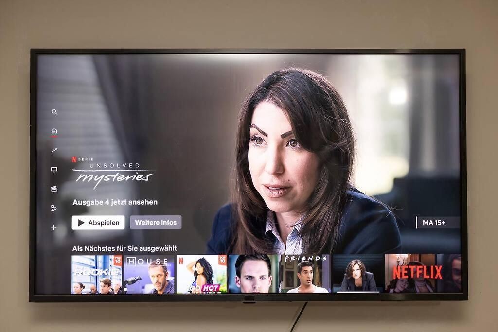 Queen Bedroom 4k Tv In Shared 2s Apartment *