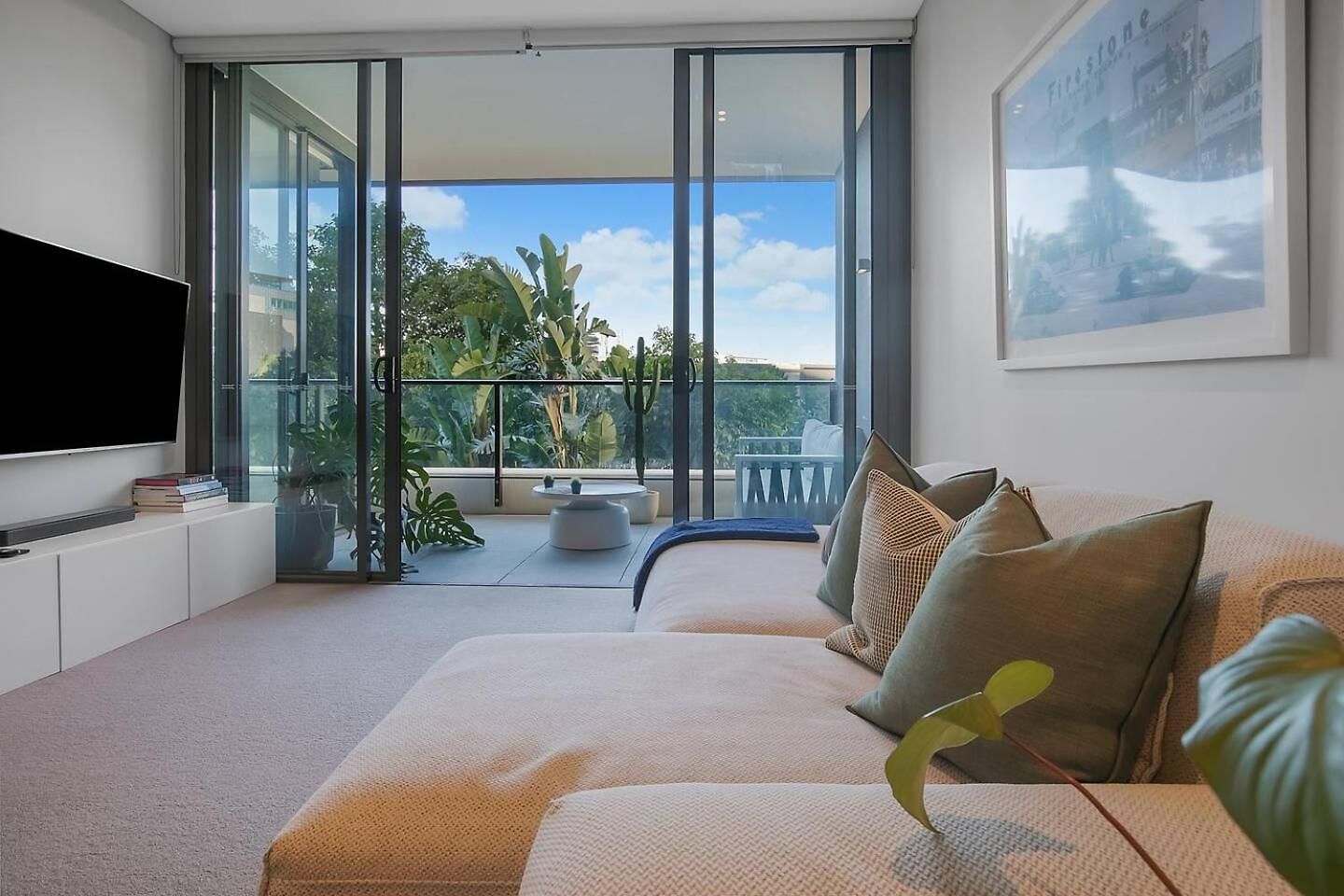 Apartment 'urban Lushscape' Riverside Retreat In Newstead