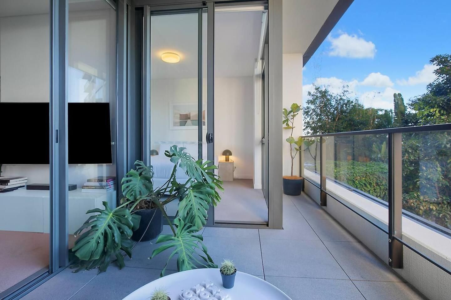 'urban Lushscape' Riverside Retreat In Newstead *