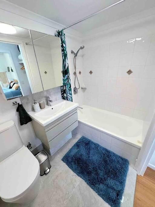Spacious With Pool & Parking
