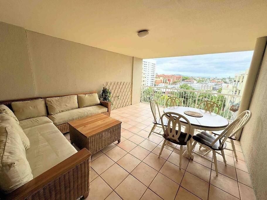 Spacious With Pool & Parking Apartment Brisbane
