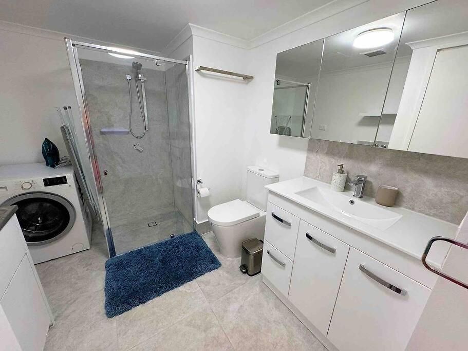 Spacious With Pool & Parking Brisbane