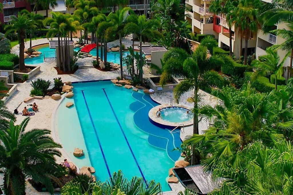 Spacious With Pool & Parking Apartment